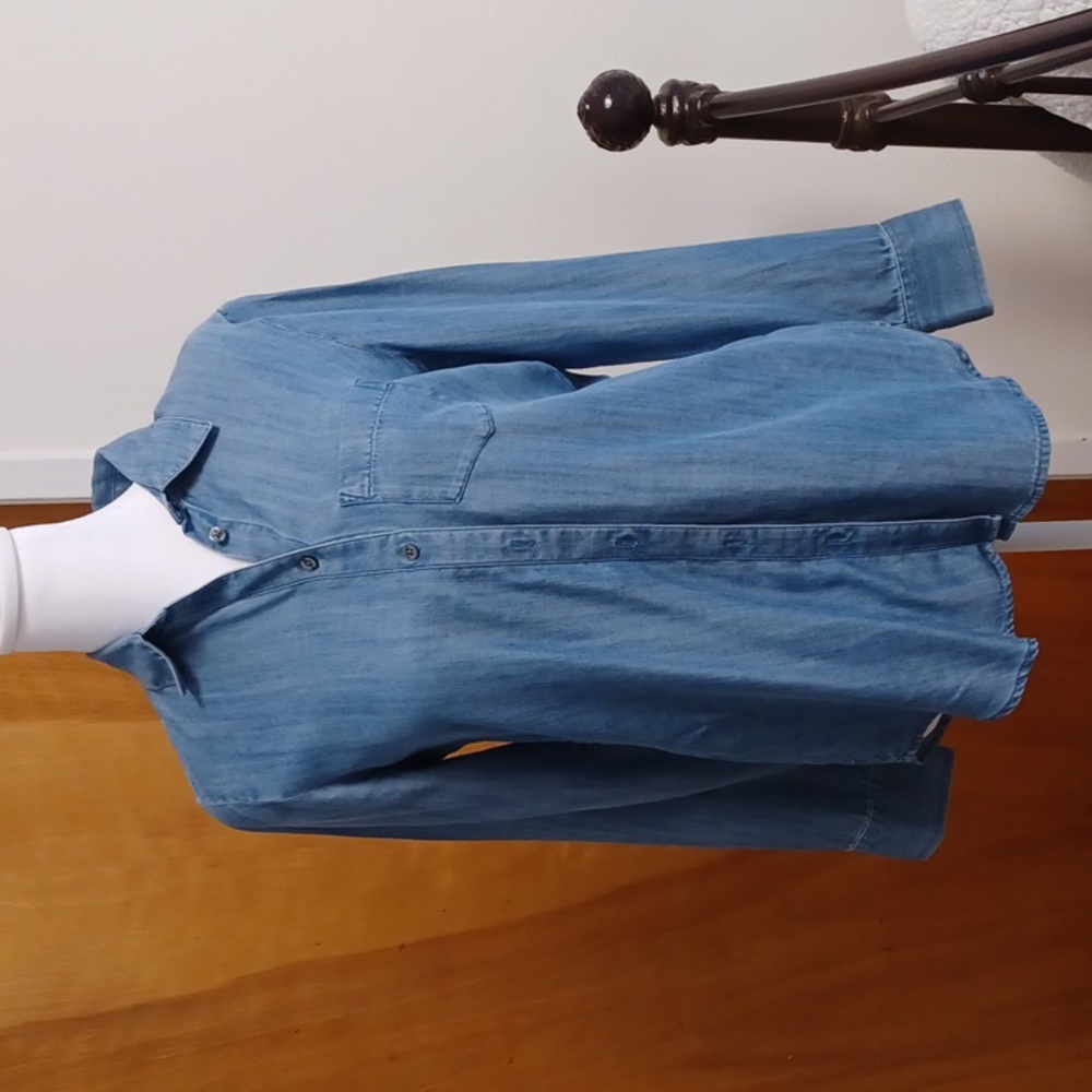 100% Lyocell denim blouse. Excellent condition. Never worn.
